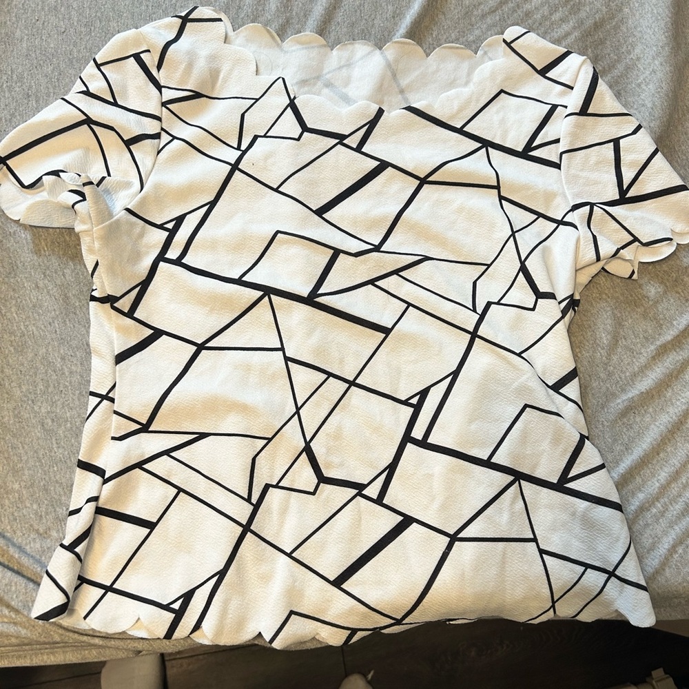 Short sleeved line pattern shirt